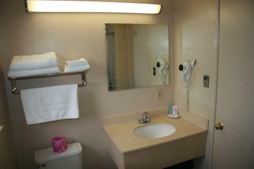 Hotel Civic Center Lodge / Lake Merritt Bart