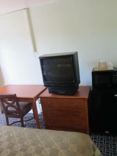 Hotel Civic Center Lodge / Lake Merritt Bart