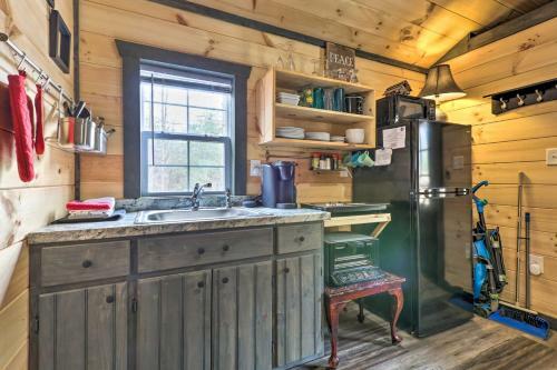 Charming Tiny Cabin With Fire Pit And Mtn Views!