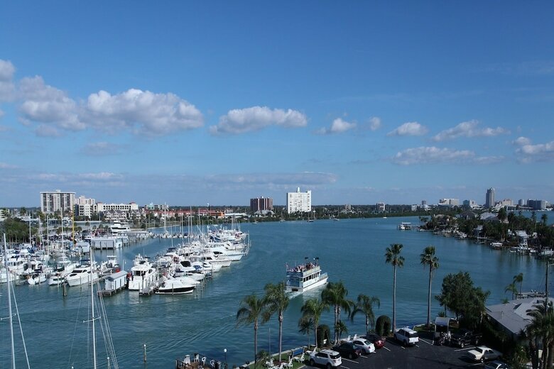 Pier House 60 Marina Hotel