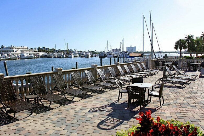 Pier House 60 Marina Hotel
