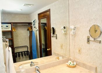 Aparthotel Quality Inn Monterrey La Fe