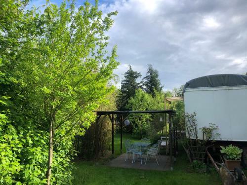 Alte Kate Mit Bau-& Zirkuswagen Im Gartenidyll