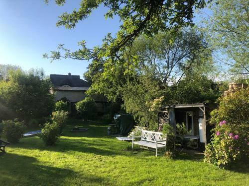 Alte Kate Mit Bau-& Zirkuswagen Im Gartenidyll