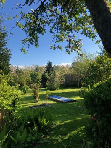 Alte Kate Mit Bau-& Zirkuswagen Im Gartenidyll
