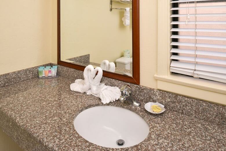 Hotel Edgewater Inn And Suites