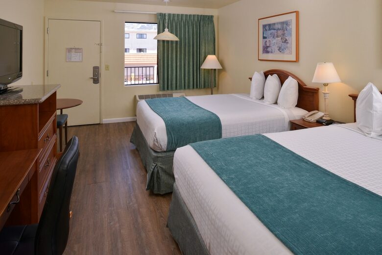 Hotel Edgewater Inn And Suites