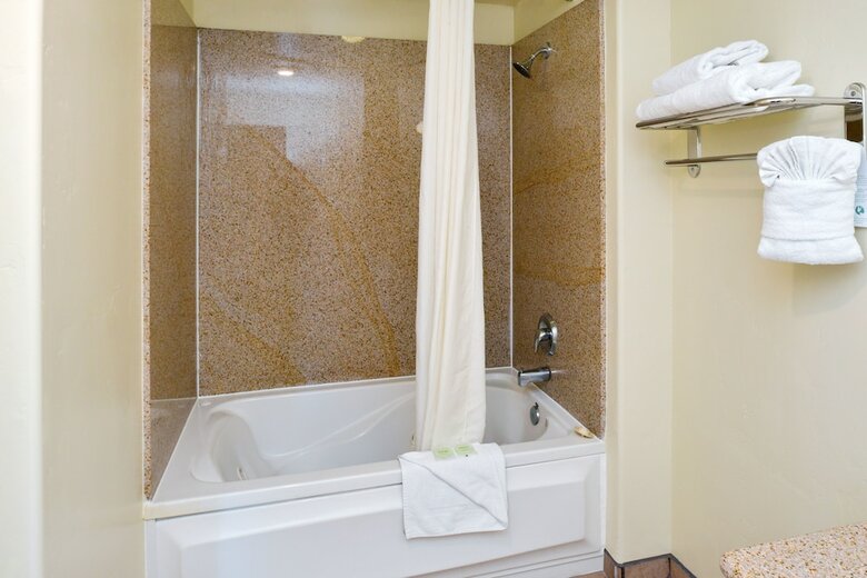 Hotel Edgewater Inn And Suites