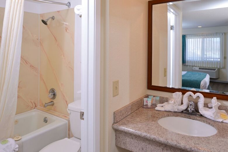 Hotel Edgewater Inn And Suites