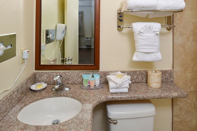 Hotel Edgewater Inn And Suites