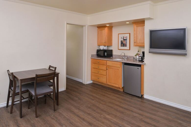 Hotel Edgewater Inn And Suites