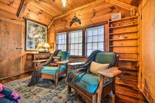 Chestnut Lodge With Vintage Finishes And Art!