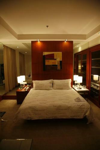Yangtze River Tomolo Hotel (jianghan Road Branch)