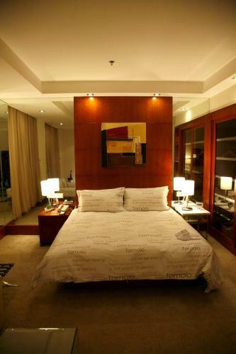 Yangtze River Tomolo Hotel (jianghan Road Branch)