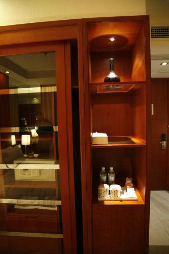 Yangtze River Tomolo Hotel (jianghan Road Branch)