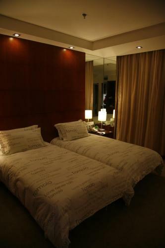 Yangtze River Tomolo Hotel (jianghan Road Branch)