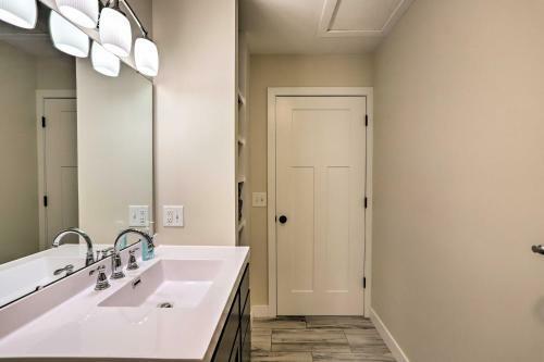 Family-friendly Abode, 3 Mi To Lake Adrian!