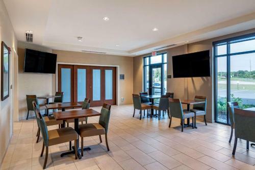 Hotel Comfort Inn & Suites