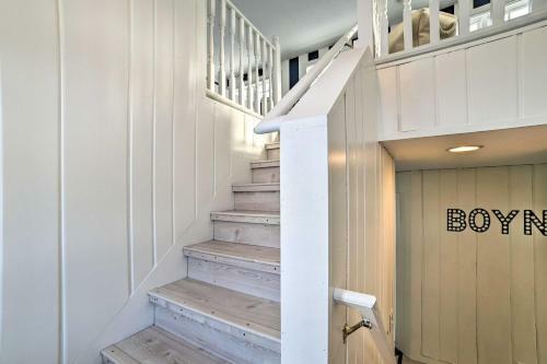 Charming Lake Charlevoix Cottage With Boat Dock