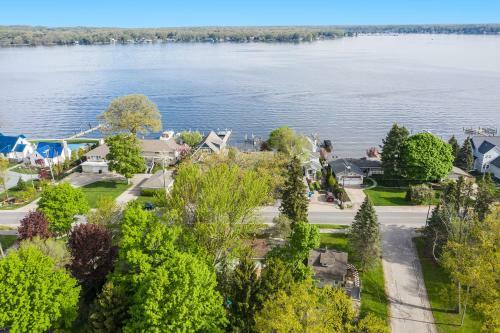 Shore Side Cottage Lake Retreat