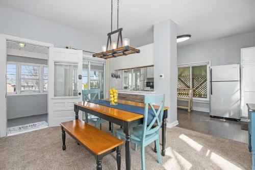 Shore Side Cottage Lake Retreat