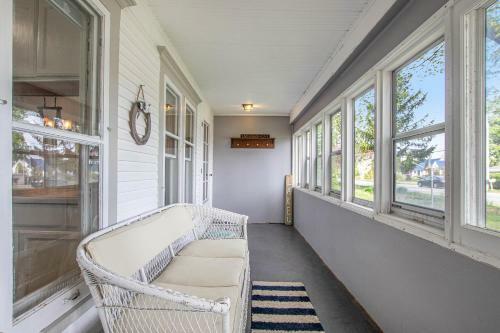 Shore Side Cottage Lake Retreat
