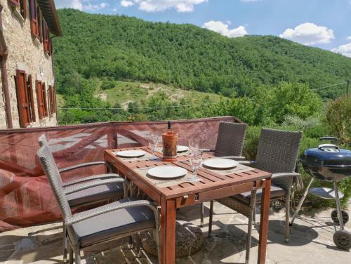 Charming Farmhouse Apartment With Swimming Pool