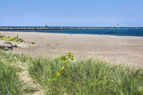 Ontonagon Home With Fire Pit - Steps To Beach!