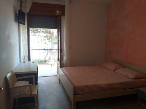 Hostal Room In Bb - Spacious Double Room A Stones Throw From The Sea