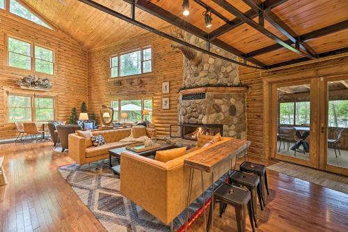 Luxe Riverfront Lodge With Kayaks Near Torch Lake!
