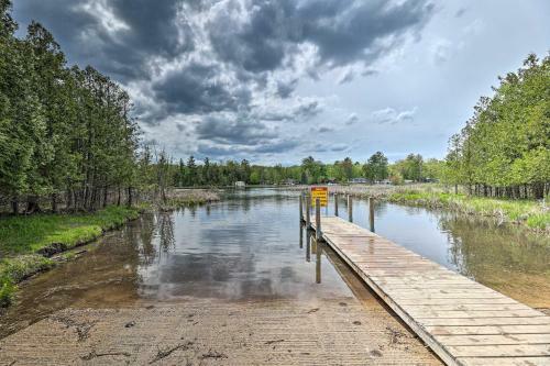 Luxe Riverfront Lodge With Kayaks Near Torch Lake!