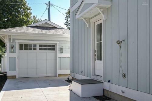 Luxurious 6 Bedroom, 6 Bath Home Only 1 Block From South Beach