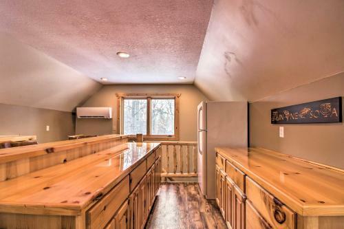 Stunning Crosslake Cabin With Deck And Lake Views!
