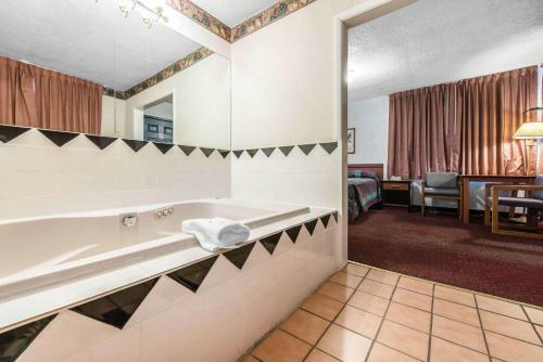 Hotel Rodeway Inn & Suites Colorado Springs