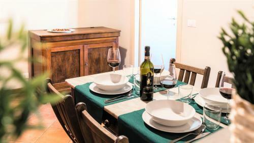 Hostly - La Pera Suite Apartment - 2 Bedrooms, Full Center