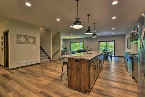 Modern Nisswa Escape With Deck Near Gull Lake!
