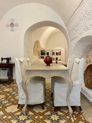 Itaca Home To Explorers Piazza Dell'orologio