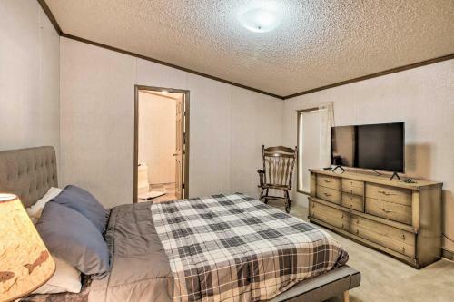 Quaint Pequot Home Less Than 1 Mi From Lake Access!