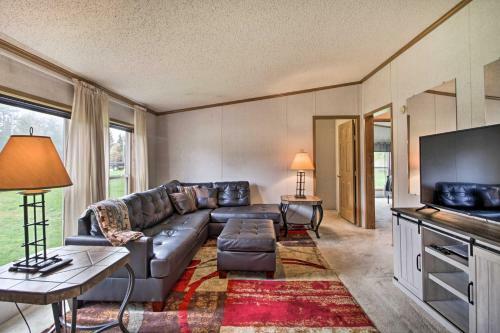 Quaint Pequot Home Less Than 1 Mi From Lake Access!