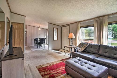 Quaint Pequot Home Less Than 1 Mi From Lake Access!