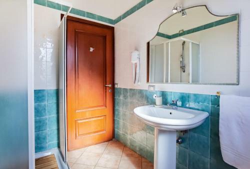 Hostal Nora Guesthouse Rooms And Villas