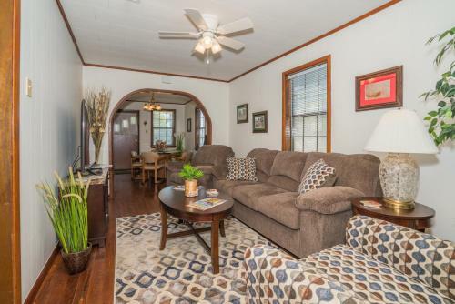 Adorable Bungalow Steps To Downtown And The Beach!!