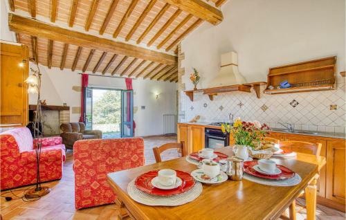 Beautiful Apartment In Radicondoli With 3 Bedrooms