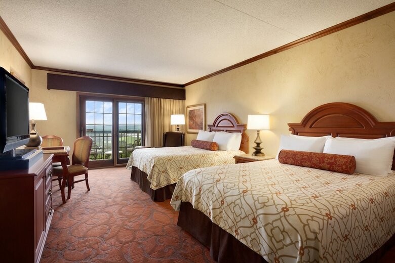 Hotel Chateau On The Lake Resort Spa