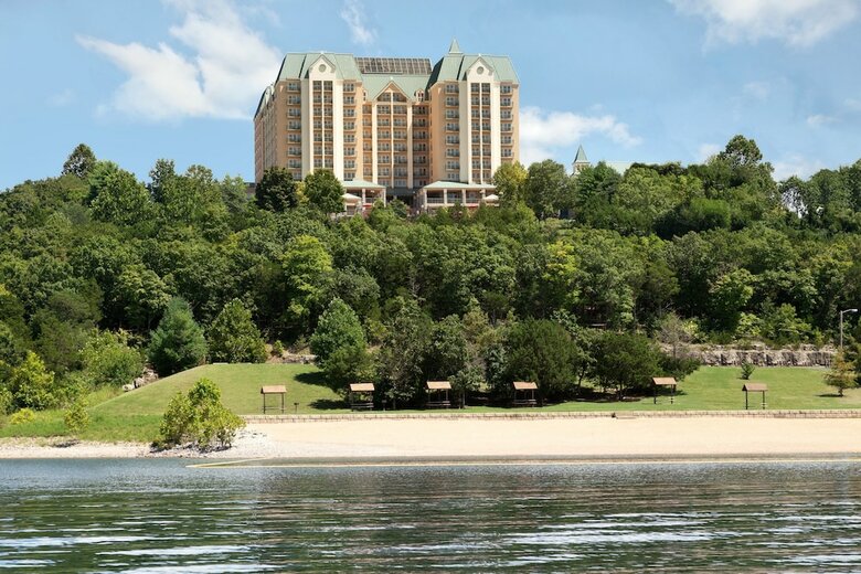 Hotel Chateau On The Lake Resort Spa