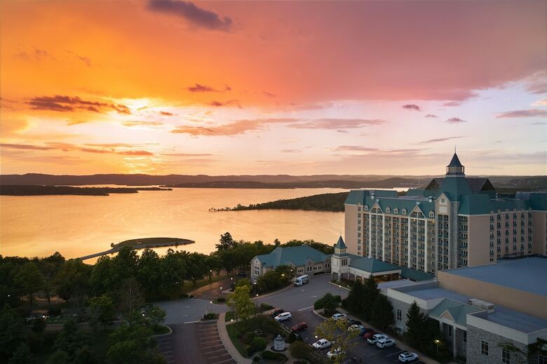 Hotel Chateau On The Lake Resort Spa