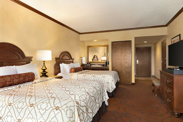Hotel Chateau On The Lake Resort Spa