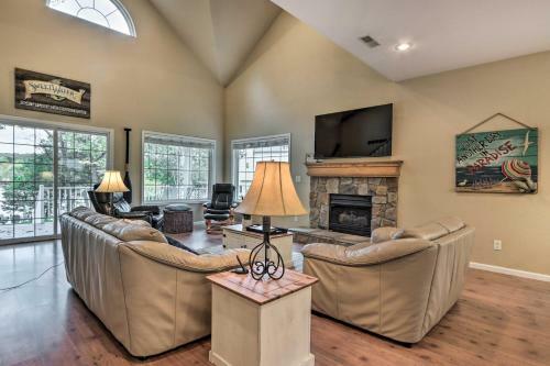 Lakefront Camdenton Home With Fire Pit And Grill!
