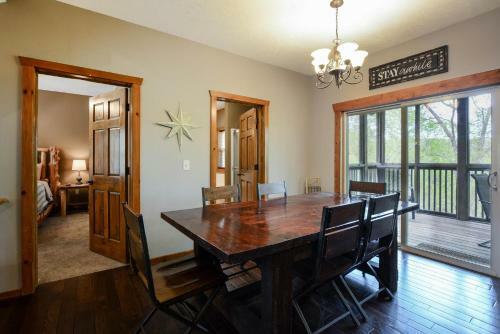 Coyote Cabin - Excellent Location - 6 Master Suites - Outdoor Pool