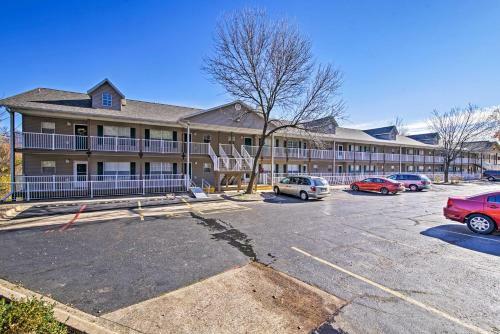 Apartamento Waterfront Branson Escape With Private Balcony!